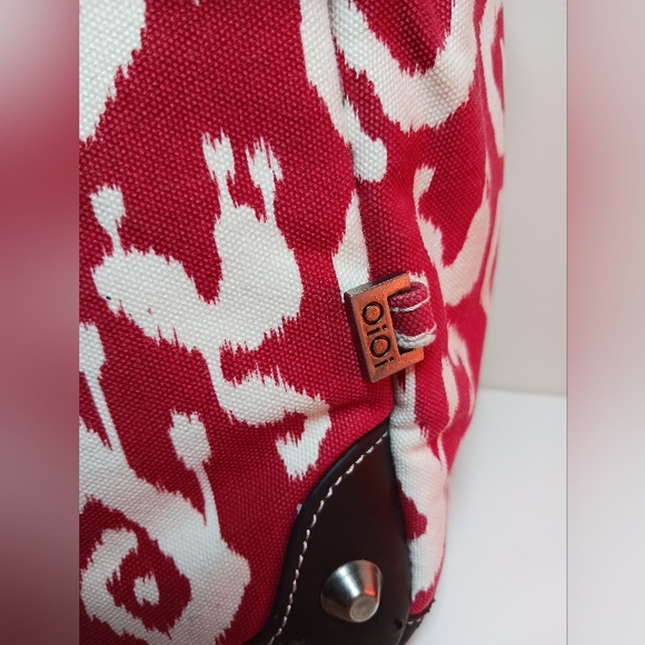 OiOi Nappy Bag with insulated milk bottle holder, changing mat and w/wiper box. - Picture 2 of 12